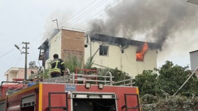 Mersin’in Tarsus ilçesinde iki ailenin yaşadığı iki katlı binanın çatı