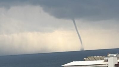 Akdeniz’de peş peşe hortumlar çıktı Mersin‘de gök gürültülü sağanak yağış etkili olurken, Akdeniz’de Erdemli ve