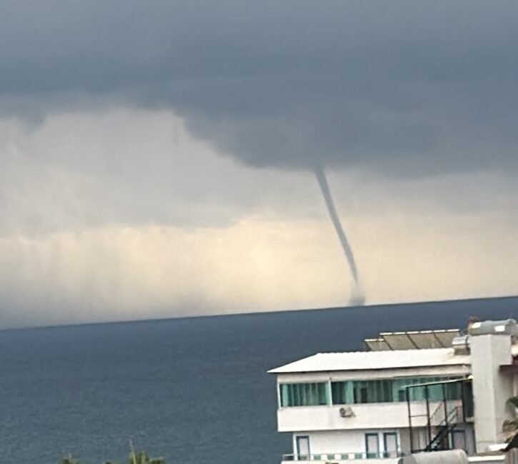 Akdeniz’de peş peşe hortumlar çıktı Mersin‘de gök gürültülü sağanak yağış etkili olurken, Akdeniz’de Erdemli ve
