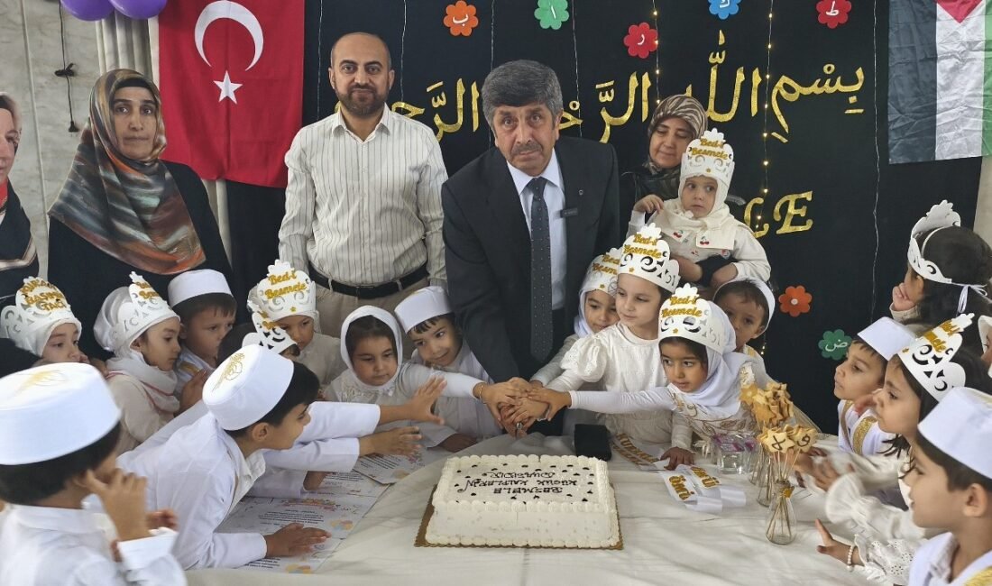 Anamur’da minikler Kur’an öğrenme yolculuğuna başladı Mersin’in Anamur ilçesinde 4-6 yaş Kur’an kurslarında eğitim gören çocuklar