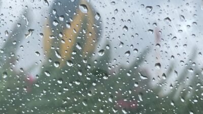 Mersin‘de meteorolojinin uyarısını yaptığı yağışlı hava bugünde etkisini sürdürdü. Özellikle