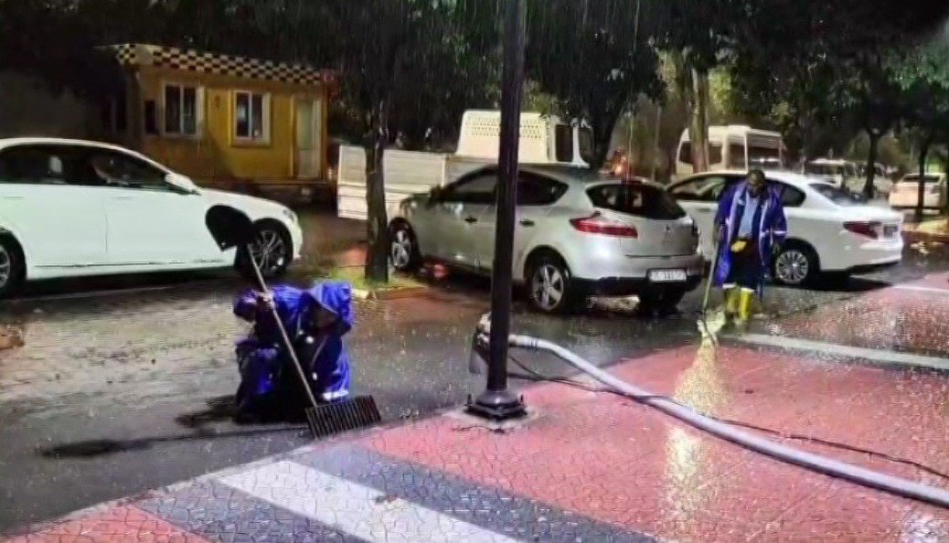 Mersin’de belediye ekipleri taşkın mesaisinde Mersin’de akşam saatlerinde aniden bastıran ve yaklaşık 1 saat süren