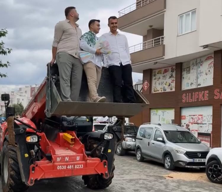 Mersin’de ilginç gelin alma: Damat, vinç sepetiyle 4. kata çıkarak gelini aldı Mersin’in Silifke ilçesinde inşaat mühendisi damat, gelin alma törenine sıra