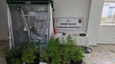 Evde özel bölme çıktı: Uyuşturucu üreten şüpheliler yakalandı Mersin‘in Anamur ilçesinde bir eve operasyon düzenleyen jandarma ekipleri, oda