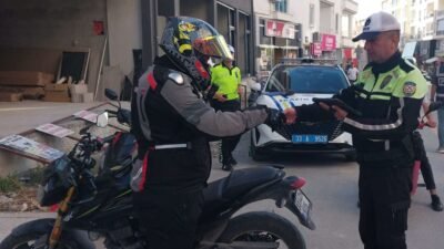 Mut’ta polis ekipleri kural tanımayan sürücülere göz açtırmıyor Mersin‘in Mut ilçesi şehir merkezinde kural tanımayan, trafiği tehlikeye sokan