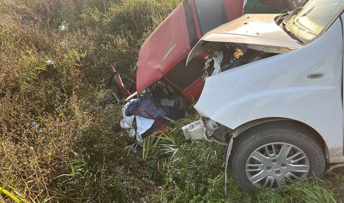 Tarsus’ta otomobil ile hafif ticari araç çarpıştı: 1 ölü Mersin‘in Tarsus ilçesinde otomobil ile hafif ticari aracın çarpışması sonucu