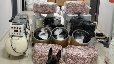 Mersin’de uyuşturucuyla mücadele çerçevesinde yapılan operasyonda yaklaşık 100 kilogram sentetik