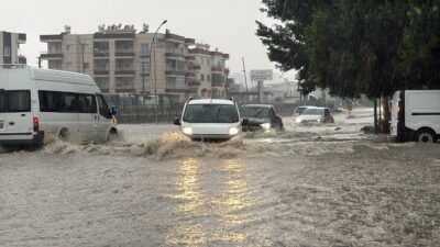Mersin‘in Tarsus ilçesinde etkili olan sağanak yağış nedeniyle bazı mahallelerde