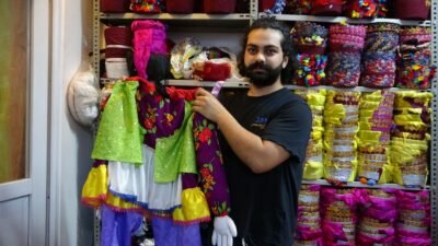 Çocukken odasında başlayan aile mesleğini devraldı, şimdi severek sürdürüyor Mersin‘de anne ve babasının 24 yıl önce evlerinde kendi odasında