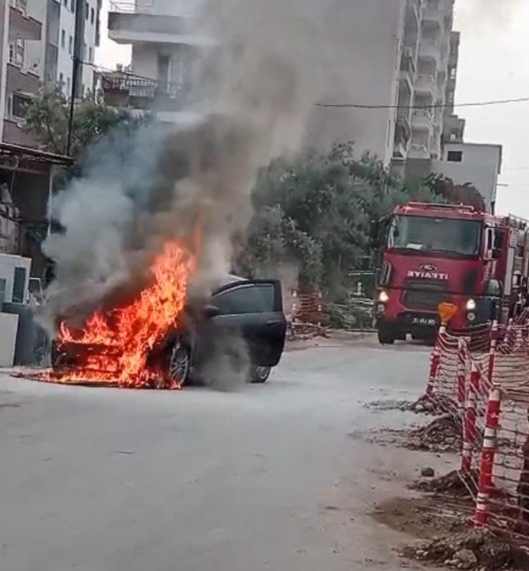 Park halindeki otomobil alev alev yandı Mersin’in Erdemli ilçesinde park halindeki otomobil alev alev yandı. Olay,