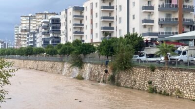 Mersin’de 2 günüdür aralıklarla yağan yağmur geceden itibaren şiddetini arttırarak