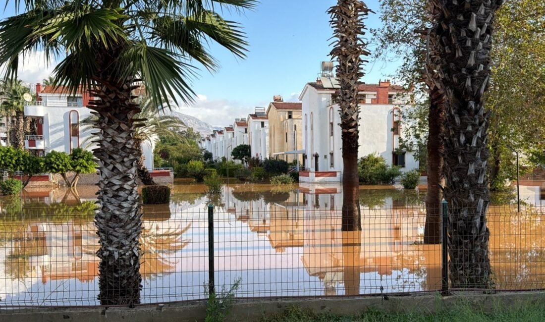 Mersin‘in Silifke ilçesinde etkili olan şiddetli yağışla gelen sel suları