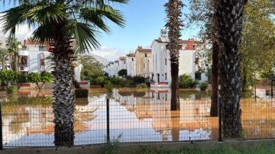 Mersin‘in Silifke ilçesinde etkili olan şiddetli yağışla gelen sel suları