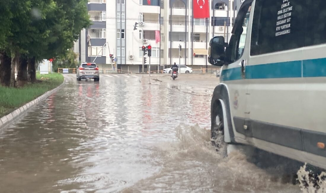 Mersin‘de geceden itibaren etkili olan aralıklarla de devam eden şiddetli