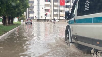 Mersin‘de geceden itibaren etkili olan aralıklarla de devam eden şiddetli