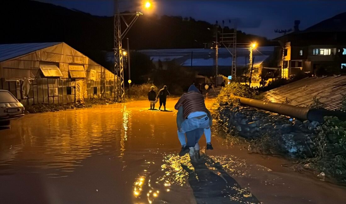 Mersin’de sağanak yağış hayatı olumsuz etkiledi Mersin‘de Meteoroloji ve AFAD tarafından yapılan uyarıların ardından dün gece