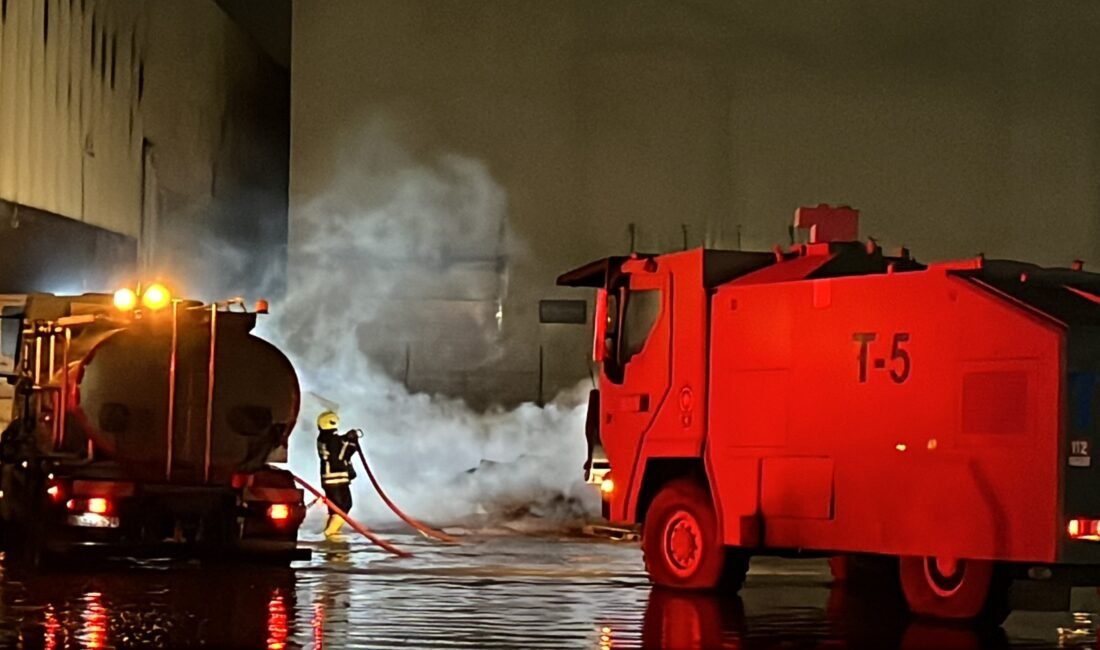 Mersin’de antrepoda çıkan yangın kontrol altına alındı Mersin’in merkez Akdeniz ilçesinde tütün ve fide depolanan antrepoda yıldırım