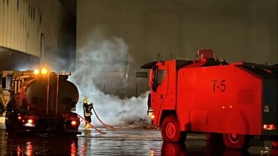 Mersin’in merkez Akdeniz ilçesinde tütün ve fide depolanan antrepoda yıldırım
