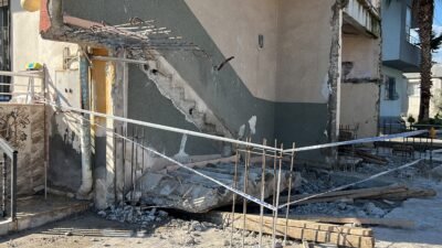 Mersin‘de tadilat yaptığı evin dış merdiveninin çökmesi sonucu beton altında