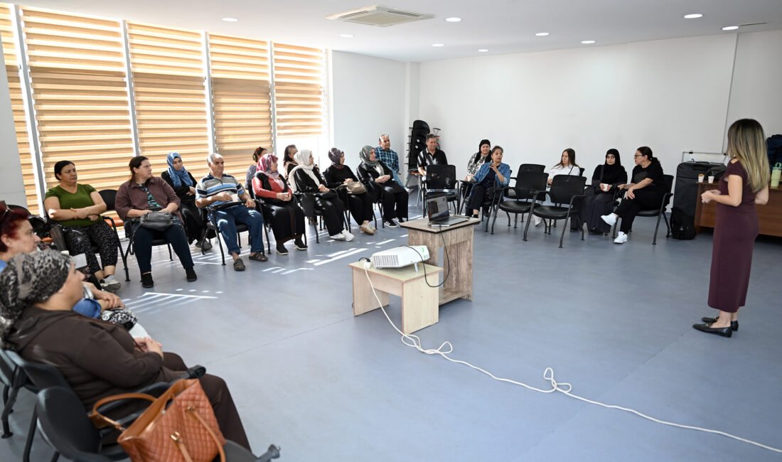 BÜYÜKŞEHİR, ENGELSİZ YAŞAM MERKEZİ’NDE AİLELERİ DİJİTAL DÜNYANIN RİSKLERİNE KARŞI BİLİNÇLENDİRDİ Mersin Büyükşehir Belediyesi, özel gereksinimli bireylerin yaşam kalitesini artırmaya yönelik