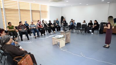 BÜYÜKŞEHİR, ENGELSİZ YAŞAM MERKEZİ’NDE AİLELERİ DİJİTAL DÜNYANIN RİSKLERİNE KARŞI BİLİNÇLENDİRDİ Mersin Büyükşehir Belediyesi, özel gereksinimli bireylerin yaşam kalitesini artırmaya yönelik
