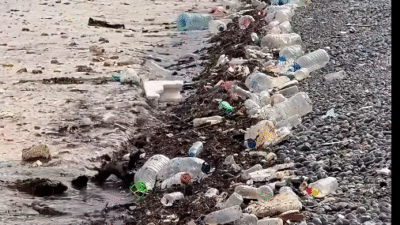 Sağanak yağışın ardından Mersin sahil şeridinde biriken plastik atıklar ve