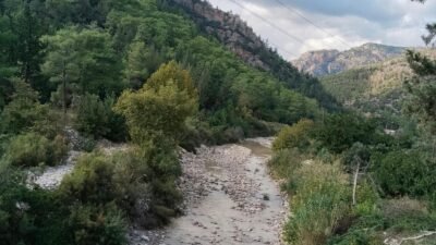 KURAK DERELER AYLAR SONRA SUYA KAVUŞTU! Yaz aylarında kuraklık nedeniyle suyu çekilen dereler, etkili olan yağışların