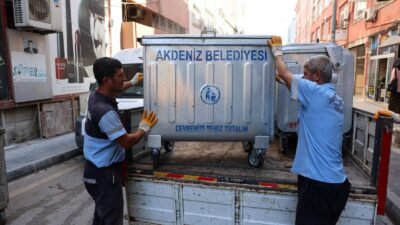 Akdeniz Belediyesi, kent merkezindeki mahallelerde kullanım ömrünü tamamlayan ve çeşitli