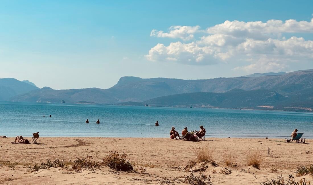 MERSİN SAHİLİNDE YAZ DEVAM EDİYOR! Sonbaharın ortasına gelinmesine rağmen Mersin sahilinde yazdan kalma günler yaşanıyor.