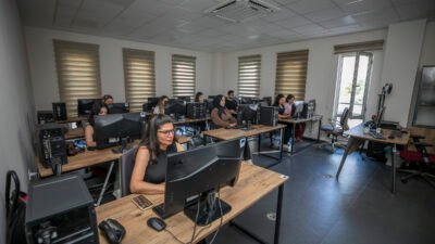 MERSİN BÜYÜKŞEHİR’İN BİLGİSAYAR İŞLETMENLİĞİ KURSU İLE İŞ ARAYANLAR BİR ADIM ÖNDE Mersin’de meslek edinmek isteyenleri ve mesleğinde bir adım öne çıkmak