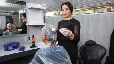 MERSİN BÜYÜKŞEHİR’İN ‘MOBİL KUAFÖR’ HİZMETİ KIRSAL MAHALLELERDE VATANDAŞLARIN YANINDA Mersin Büyükşehir Belediyesi, kırsal mahallelerde yaşayan ve kuaför ya da