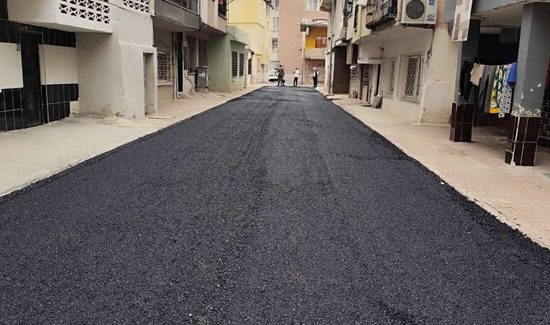 AKDENİZ’İN SOKAKLARI SICAK ASFALTLA YENİLENİYOR Akdeniz Belediyesi, kırsal-merkez mahalle ayırımı yapmadan ilçe genelinde ulaşım konforunu