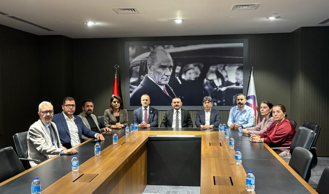 DEM Parti’den Mersin Büyükşehir Belediyesi’ne dayanışma ziyareti DEM Parti heyeti, dün sabah düzenlenen operasyonla Büyükşehir, Yenişehir ve