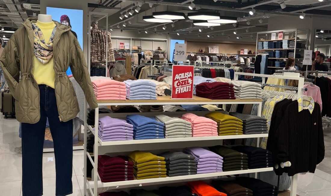 VAN’DA ALIŞVERİŞE YENİ BİR SOLUK: ÇETİNKAYA, VANMALL AVM’DE KAPILARINI AÇIYOR Türkiye’nin köklü perakende markalarından Çetinkaya, Van’daki yeni mağazasını 10 Ekim