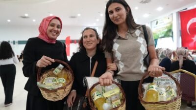 Erdemli Belediyesi üreten kadınların yanında Erdemli Belediyesi ilçe tarihinde bir ilke imza atarak kadın çiftçileri,