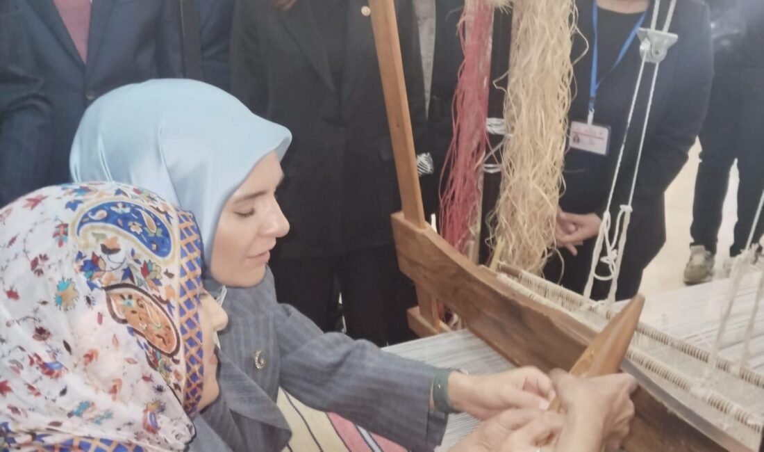 Mersin’de dokuma tezgâhına oturan Bakan Göktaş, istar tezgâhında dokuma yaptı.