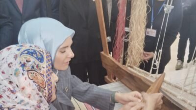 Mersin’de dokuma tezgâhına oturan Bakan Göktaş, istar tezgâhında dokuma yaptı.