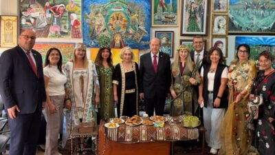 ERSİN TATAR, NAZAN KUNDAK’IN ATÖLYESİNİ ZİYARET ETTİ Mersin’in kültürel mirası sanatla hayat buldu; Türkiye ve Kıbrıs arasındaki