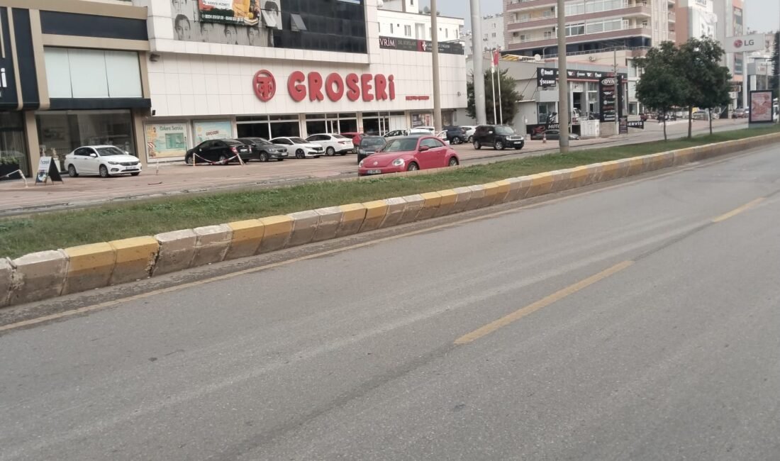 Mersin’in Mezitli ilçesi GMK Bulvarı, Fatih Mahallesi güzergâhında orta refüj