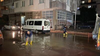 Mersin’de etkili olan sağanak yağışın ardından su baskınlarına karşı harekete