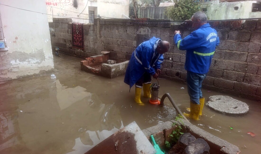 Birçok noktada yağmur suyu tahliyesi gerçekleştirildi Akdeniz Belediyesi; kentte etkili olan sağanak yağışlara karşı Fen İşleri,