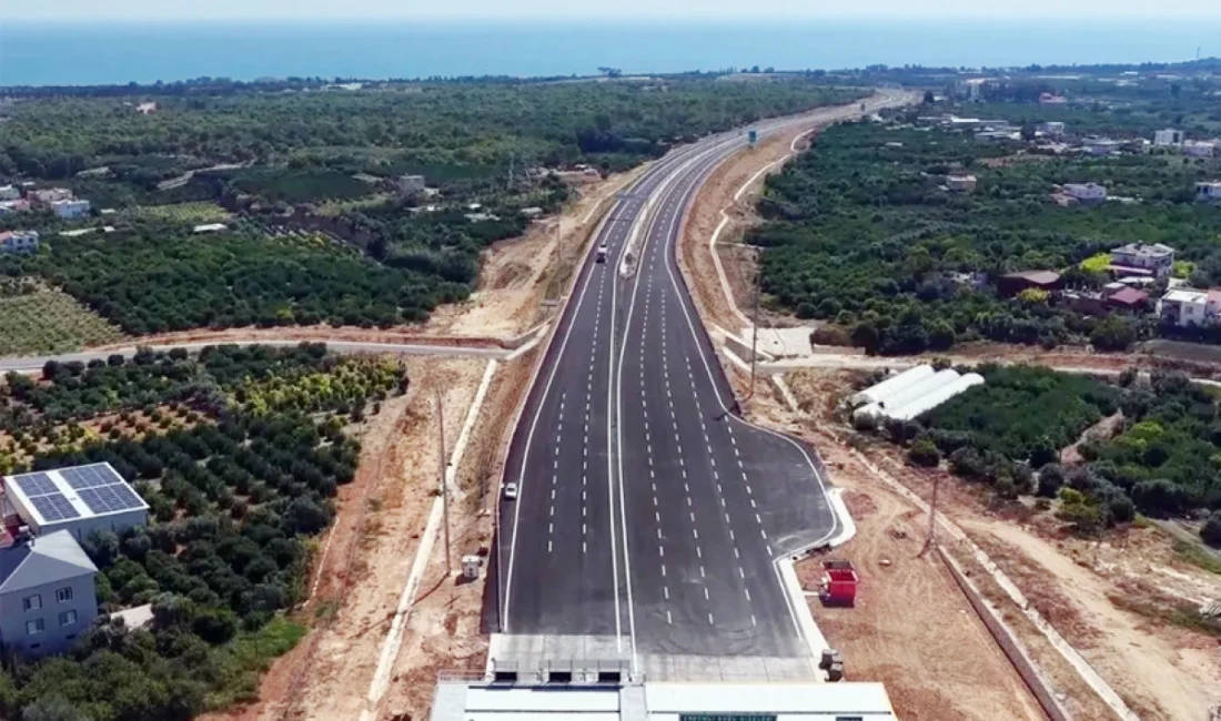 Çeşmeli-Erdemli-Silifke-Taşucu Otoyolu Projesi’nin Çeşmeli-Kızkalesi kesiminde çalışmalarda sona yaklaşıldı. Toplam 52 kilometrelik güzergâhın 41 kilometresi