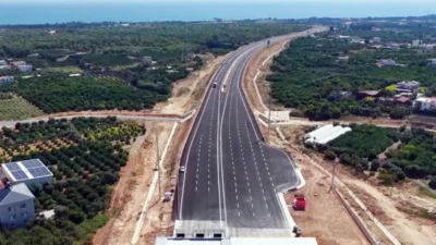 Çeşmeli-Erdemli-Silifke-Taşucu Otoyolu Projesi’nin Çeşmeli-Kızkalesi kesiminde çalışmalarda sona yaklaşıldı. Toplam 52 kilometrelik güzergâhın 41 kilometresi