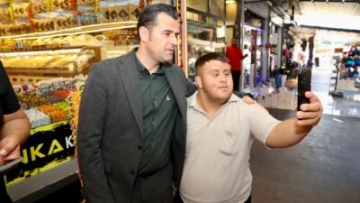 Akdeniz Kaymakamı ve Belediye Başkan Vekili Murat Beşikci, esnaf ve