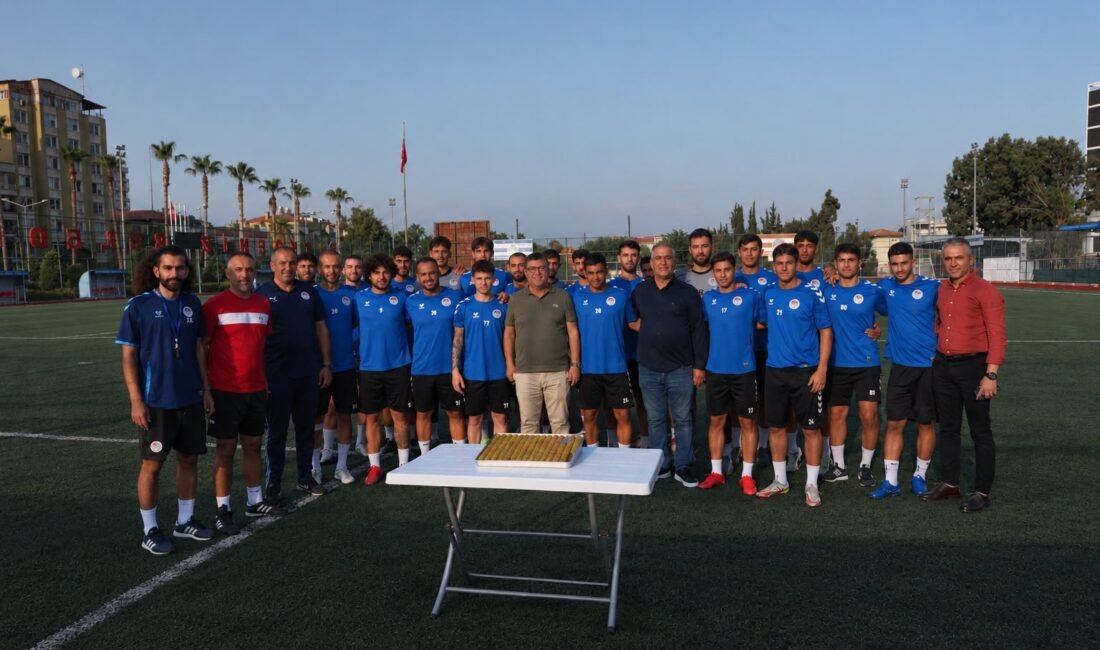AKDENİZ BELEDİYE SPOR’A BAŞKAN DESTEĞİ! TATLI ZİYARETİYLE MORAL DEPOLADILAR 2026-2027 sezonunda Profesyonelliğe Geçiş Ligi’nde mücadele etmeye hazırlanan Akdeniz Belediye