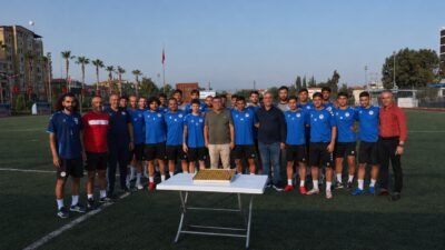 AKDENİZ BELEDİYE SPOR’A BAŞKAN DESTEĞİ! TATLI ZİYARETİYLE MORAL DEPOLADILAR 2026-2027 sezonunda Profesyonelliğe Geçiş Ligi’nde mücadele etmeye hazırlanan Akdeniz Belediye