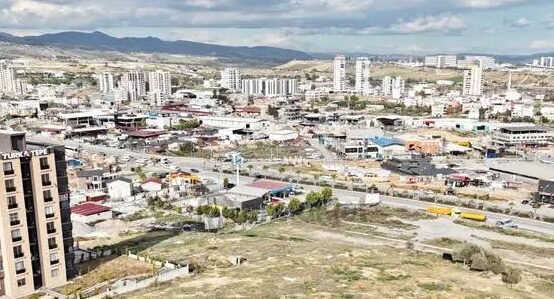 Toroslar Belediyesi üç taşınmazını 134,4 milyon liradan satışa çıkardı Mersin Toroslar Belediyesi, Çavuşlu ve Arpaçsakarlar mahallelerinde bulunan toplam 7