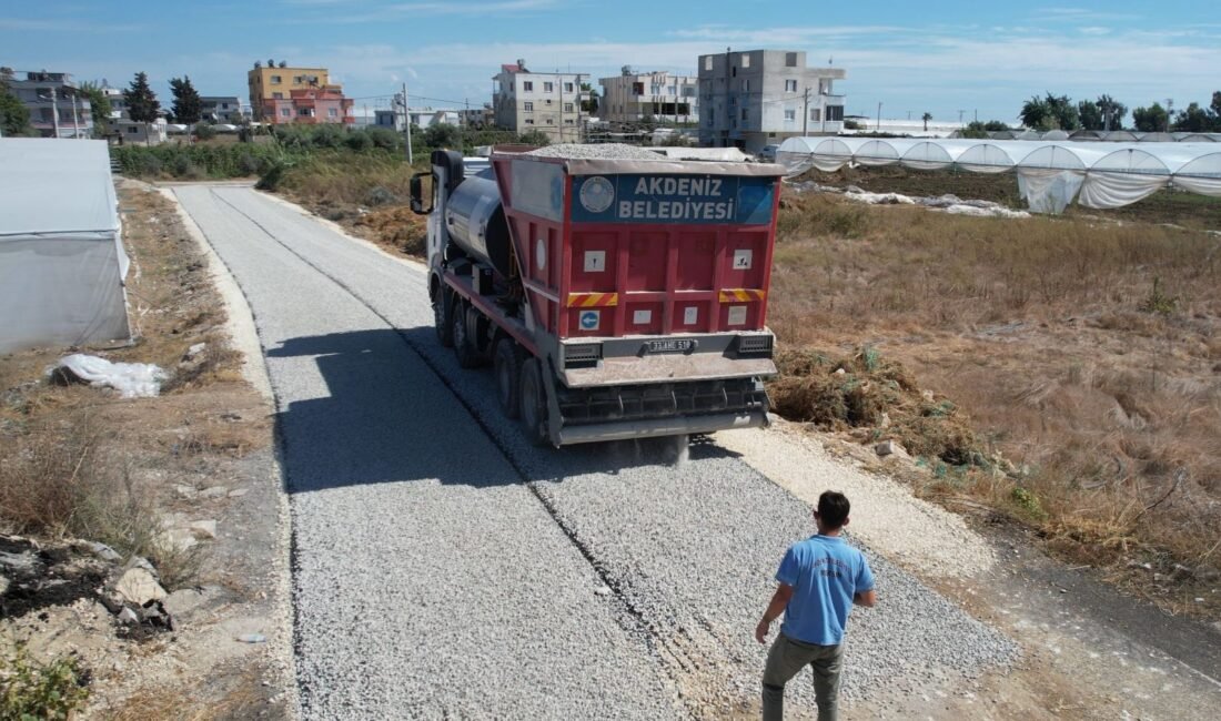 AKDENİZ’DE ULAŞIM SEFERBERLİĞİ SÜRÜYOR Akdeniz Belediyesi, ilçe genelinde ulaşım altyapısının güçlendirilmesi ve mahallelerin yol