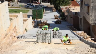 Toroslar Belediyesi, ilçenin farklı mahallelerinde ulaşım koşullarının iyileştirilmesine yönelik çalışmalarını